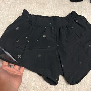 Lululemon polka dot size 6 low rise hottie hot